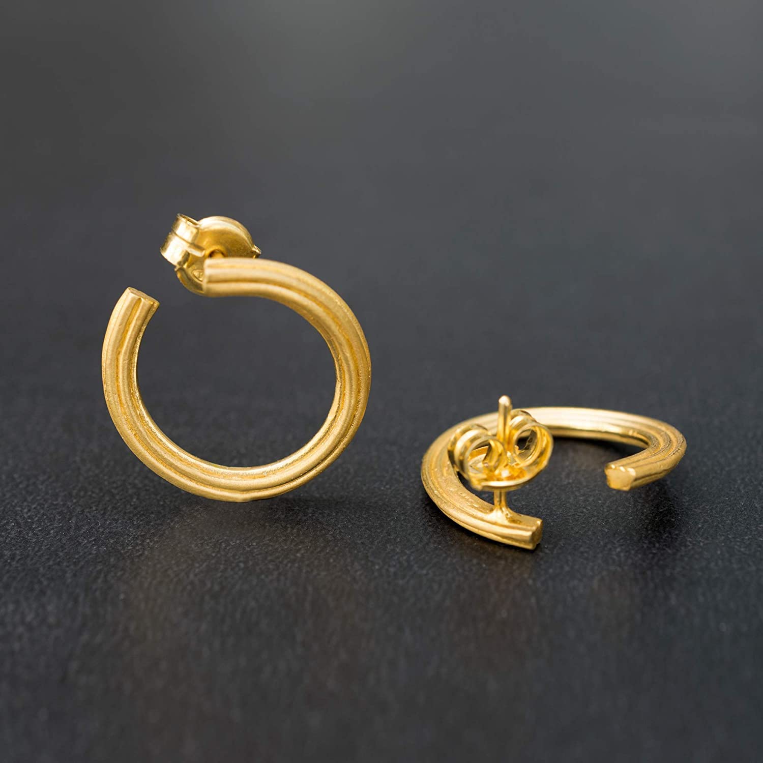 Piccoli Orecchini a Cerchio Rigati Testurizzati in Argento Sterling 925 Placcato Oro, Design Minimalista, Ipoallergenici e Senza Nichel - Fatto a mano da Emmanuela