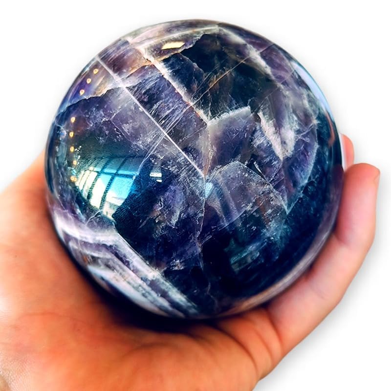 Amatista esfera de cristal natural contra el estrés ambiental en oficinas