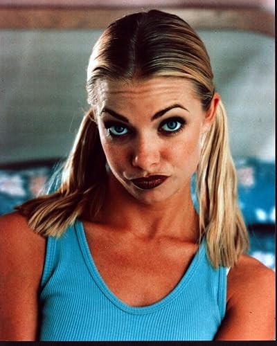 Posterazzi Jaime Pressly In Blue Tank Top And Pigtails Photo Print (16 x 20) - N. de artículo MVM02405