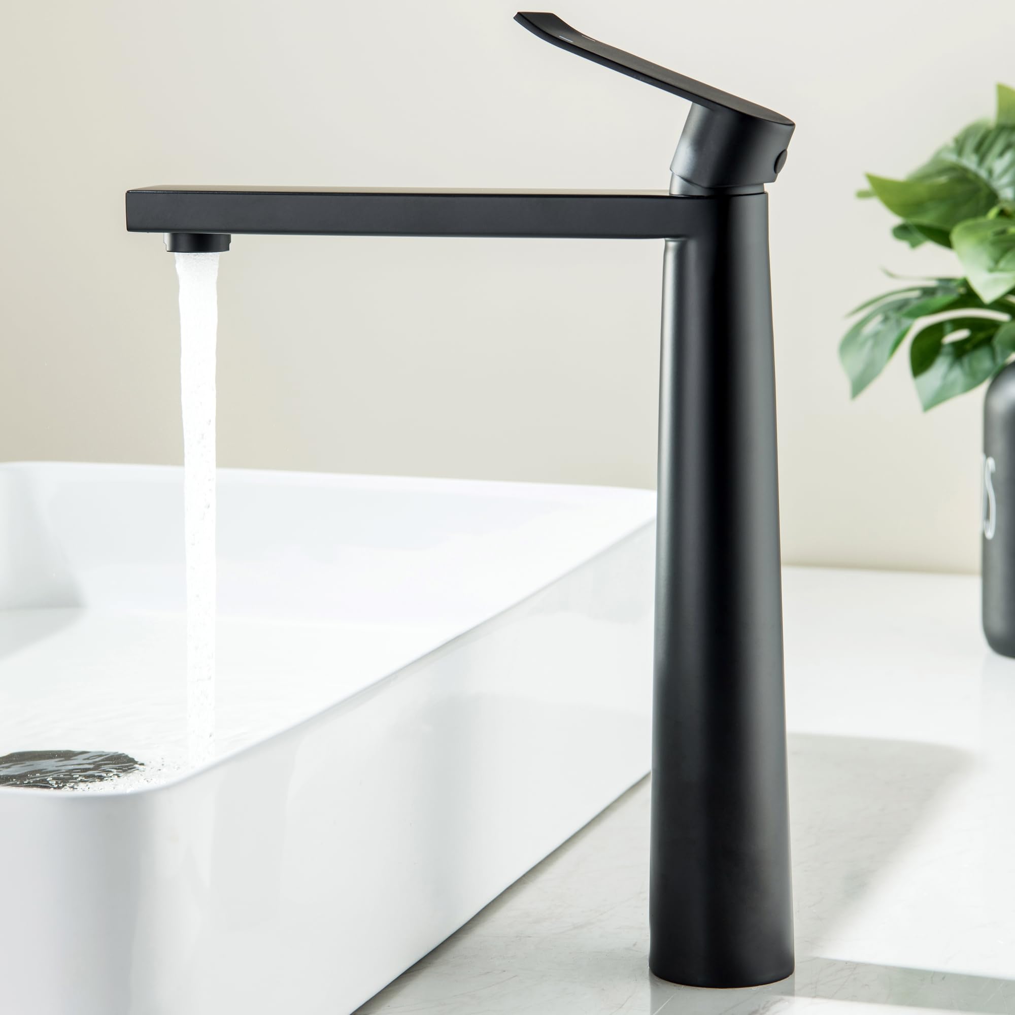 Robinet de lavabo haut noir mat anti-calcaire pour simplifier l'entretien