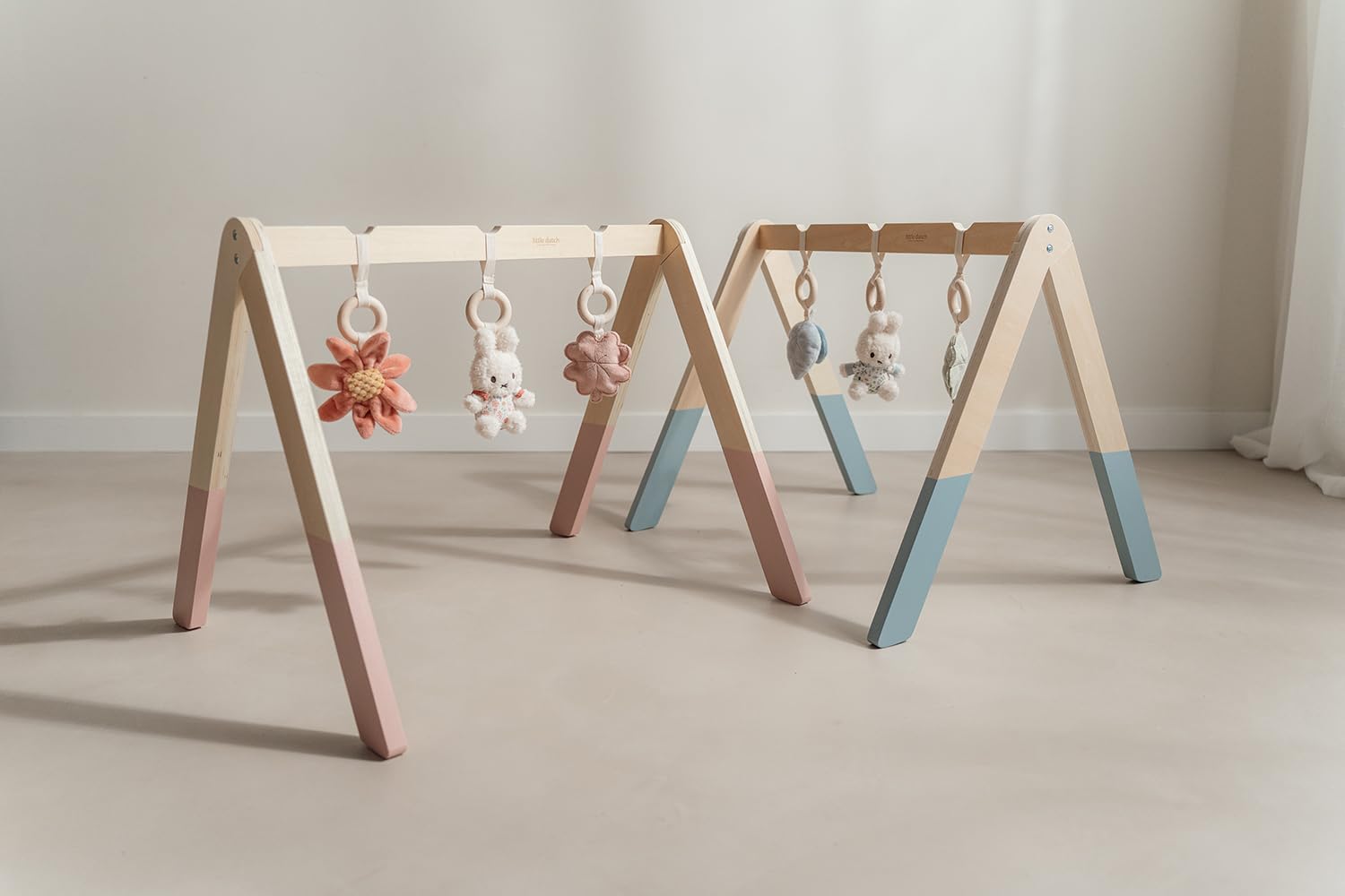 nijntje miffy x Little Dutch Baby Gym Spieltrapez Spielbogen Holz inkl. Anhänger Hase Miffy rosa - Lucky Blossom