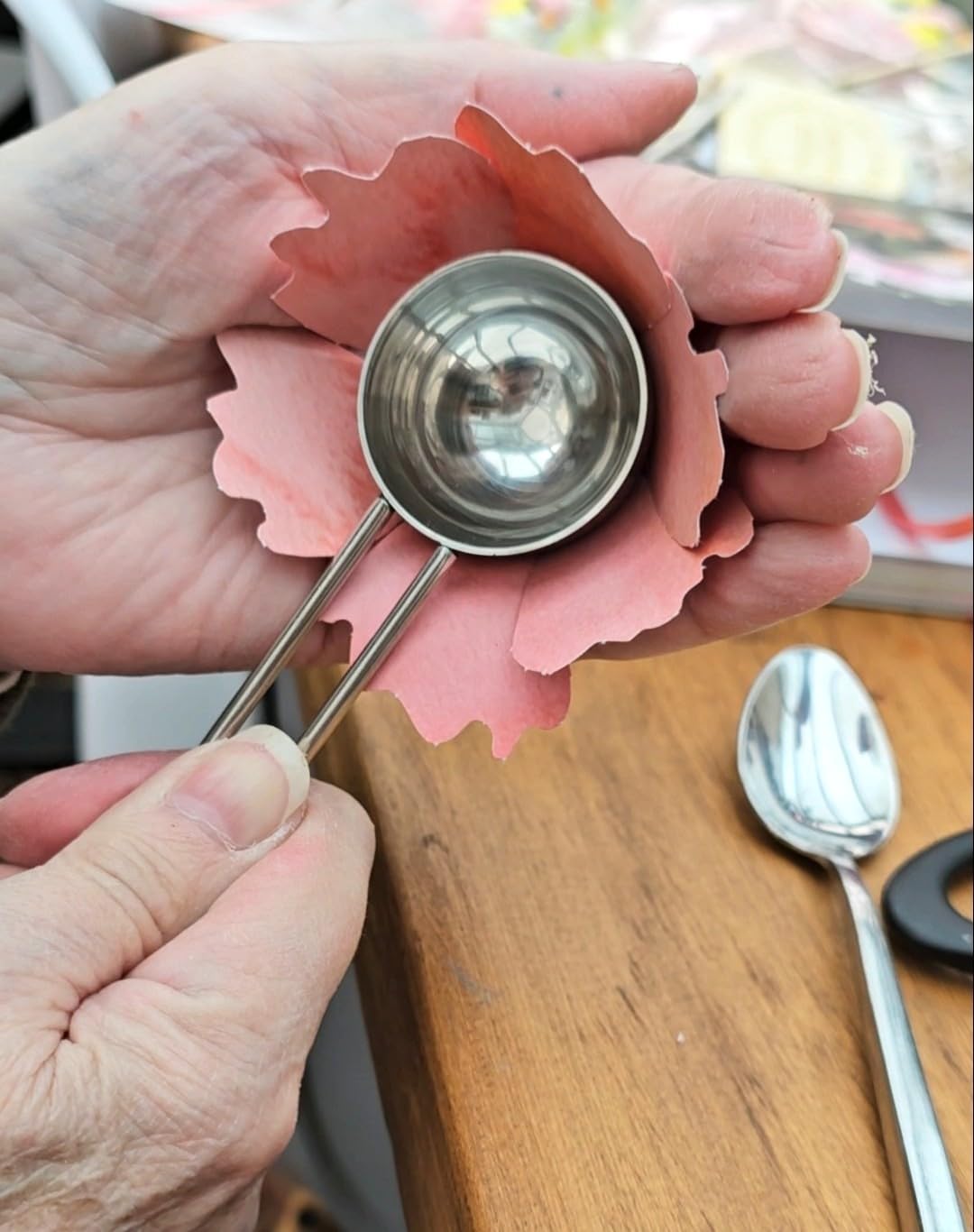 The Bouquet in a Book: Pre-punched pages to press out and make paper flowers: 1