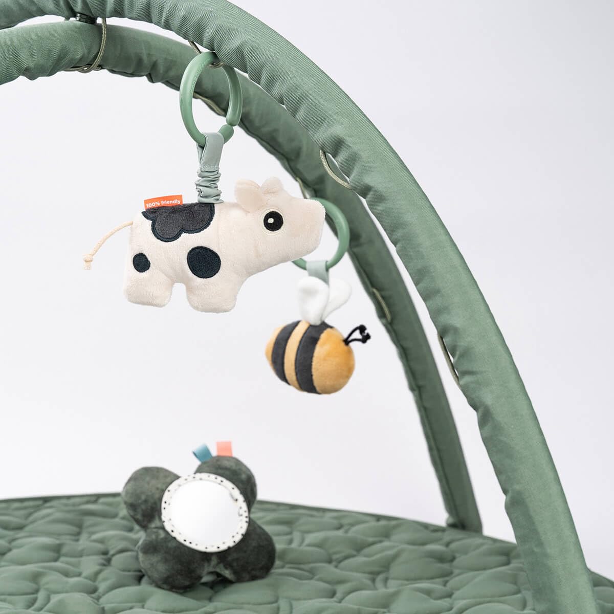 Done by Deer Spielbogen Baby mit Spielmatte und 4 x Anhänger/Babyspielzeug - Rassel, Glöckchen, Knisterelement und Spiegel - Play Mat/Spieldecke für Babies ab 0 Monate