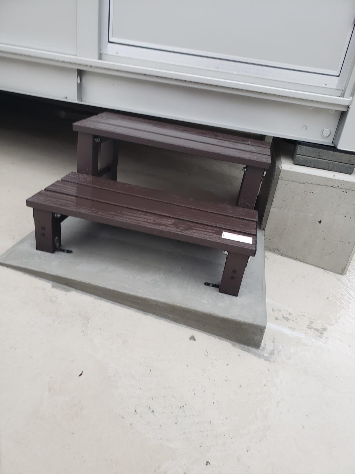 入口ドアへのアクセス階段