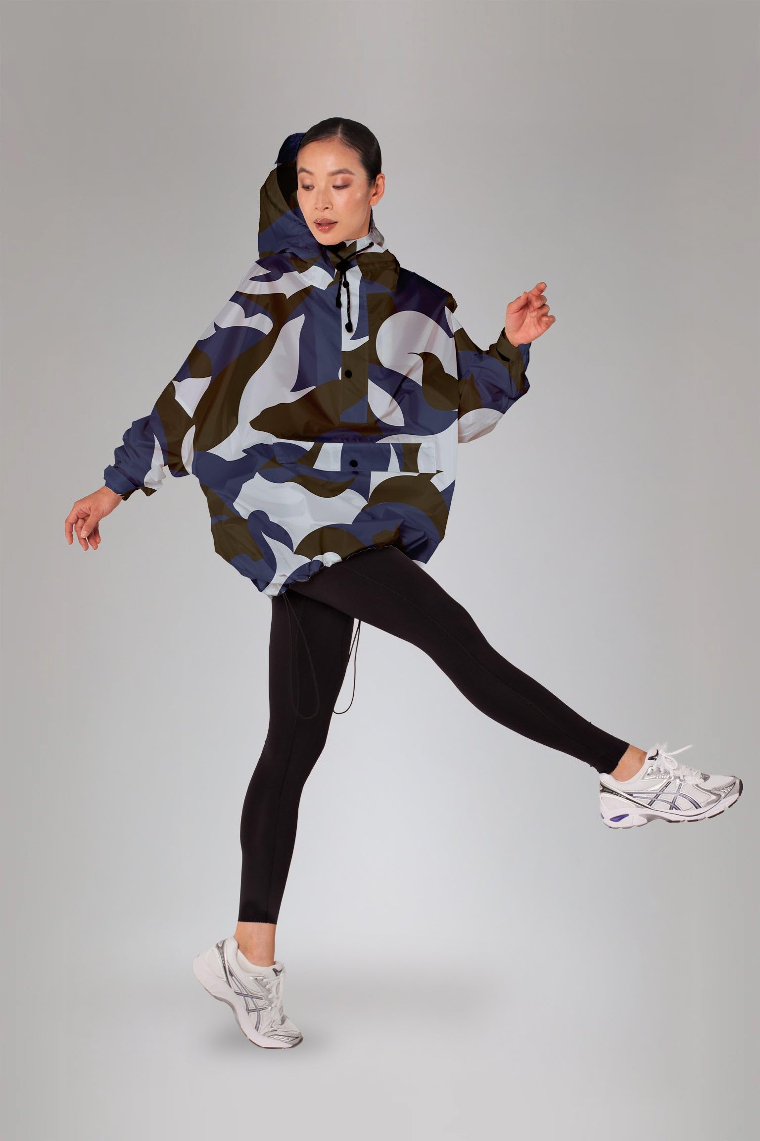 Rainkiss Regenanorak Poncho Erwachsene – Wasserdicht & Atmungsaktiv – Einheitsgröße – 100% recyceltes Polyester – PFAS-frei – Malika Favre Design – Dunkelblau/Mehrfarbig