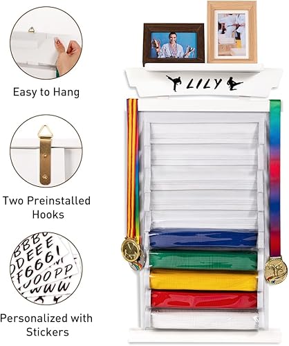 Miniatura 4 de Tilhumt 10 cinturones de Taekwondo con calcomanías, estante de exhibición de cinturón de karate con estante para trofeosfotos, diseño a prueba de