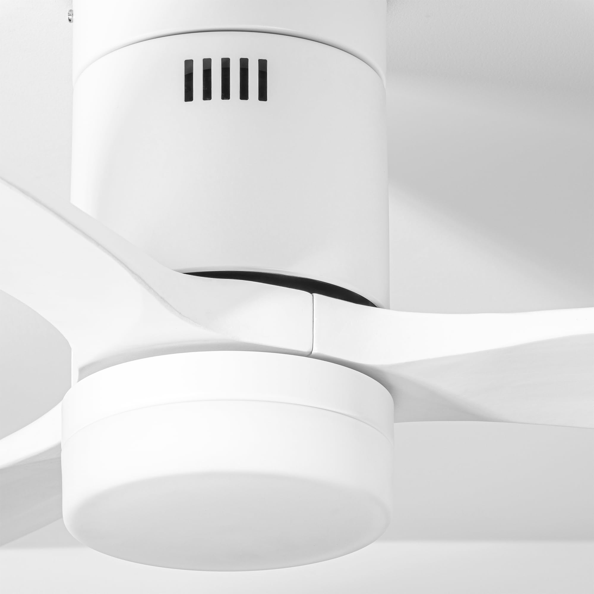 Kent Ventilador Techo Blanco/Madera Blanca. 3 Aspas Ø132cm. Luz Led 20W Neutra/Cálida/Extra Cálida. Motor DC. Verano/Invierno. 6 Velocidades. Control Remoto Temporizador. Silencioso. Brisa