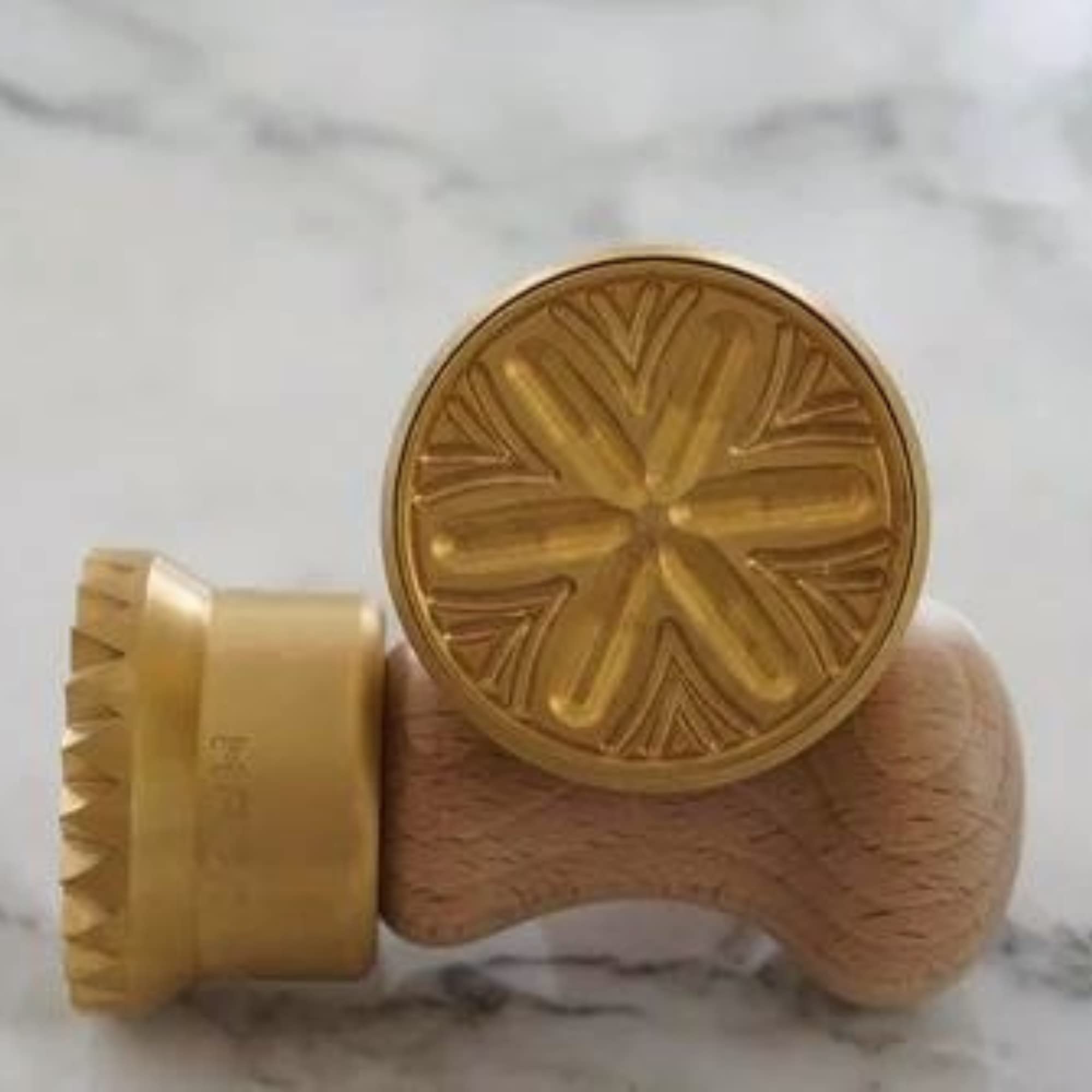LA GONDOLA Stampo Professionale per Corzetti Liguri, Tondo diametro 50mm, Corpo in Ottone Impugnatura in Legno, Made In Italy