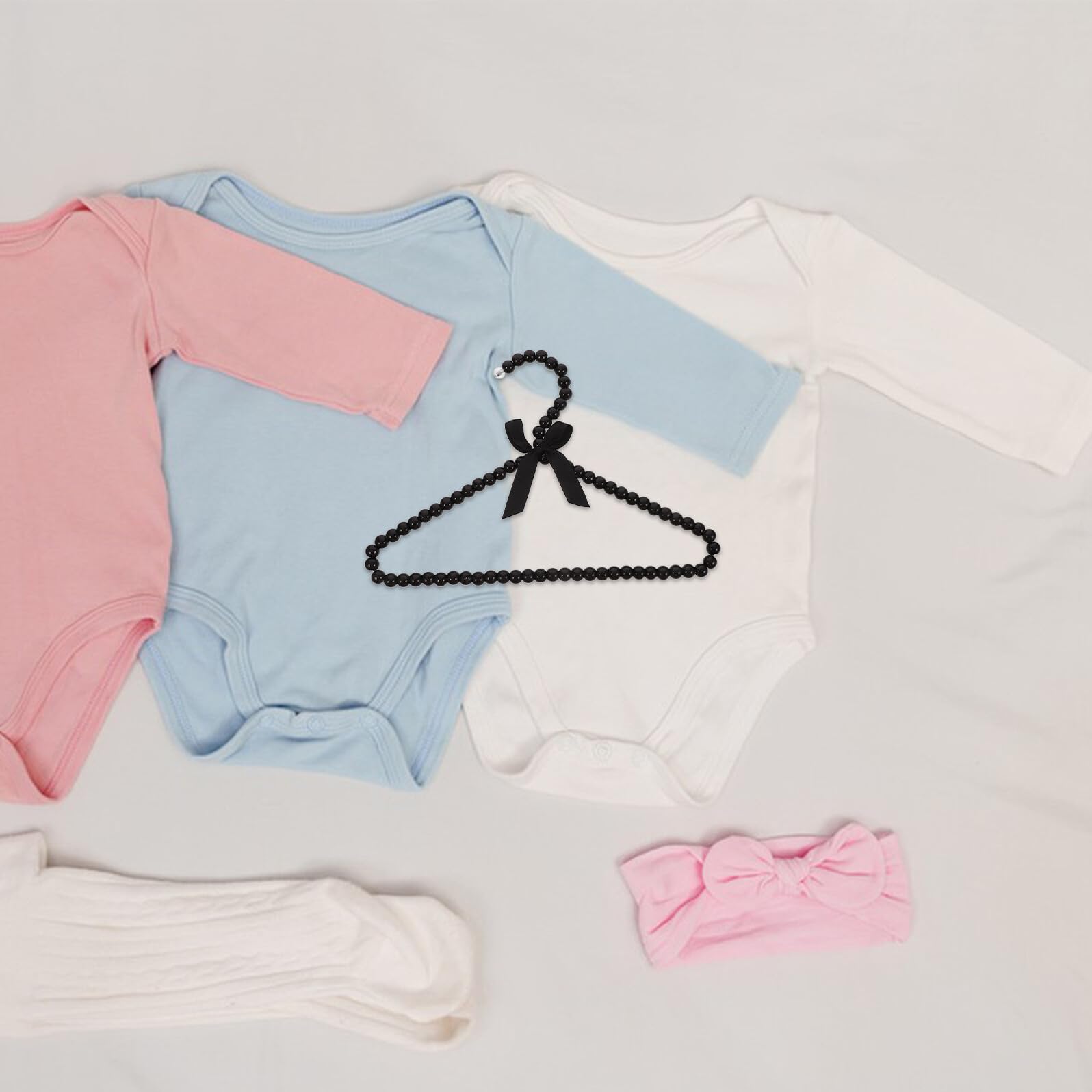 Juego de 12 Perchas de Perlas Negras con Diseño de Lazo para Ropa de Niños y Bebés, Perchas Elegantes de Plástico Ahorradoras de Espacio para Casa de Muñecas