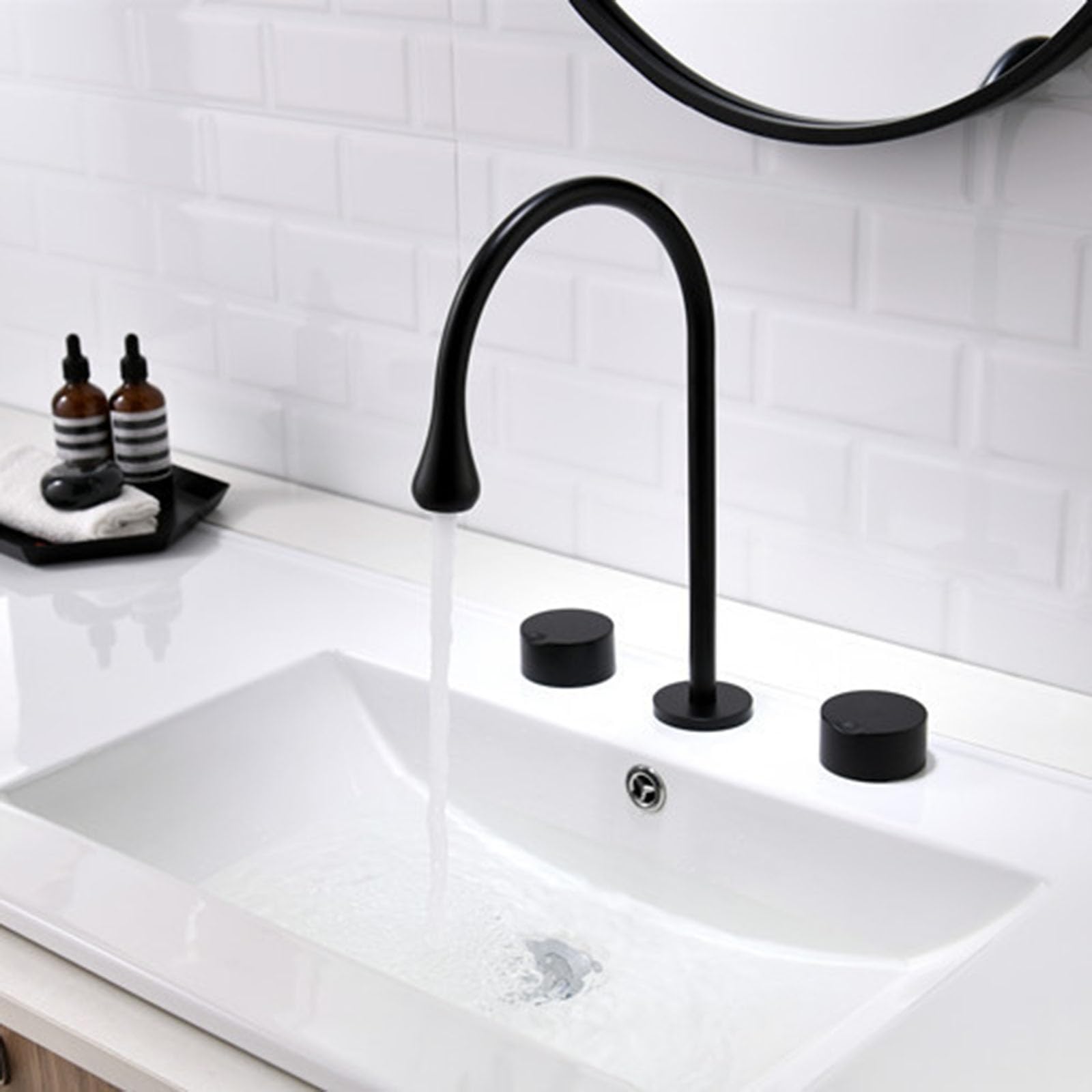 Robinets d'eau chaude et froide or brossé avec mitigeur à double levier précis et fluide