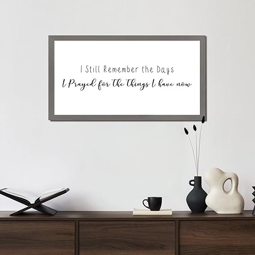 Vista 198 de Letrero enmarcado de madera con frases inspiradoras con versículo bíblico, con texto en inglés "I Still Remember the Days I Prayed for the Things I