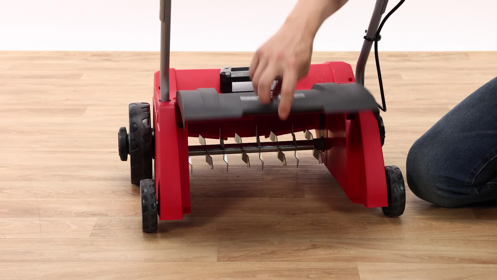 Einhell Elektro-Vertikutierer GC-ES 1231/1 (1.200 W, bis 300 m², 8 Doppelmesser, 3-stufige Arbeitstiefeneinstellung Transportposition, klappbarer Führungsholm