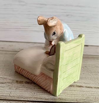 Amazon.co.jp: ベッドの中のピーター 置物 ピーターラビット ロイヤル