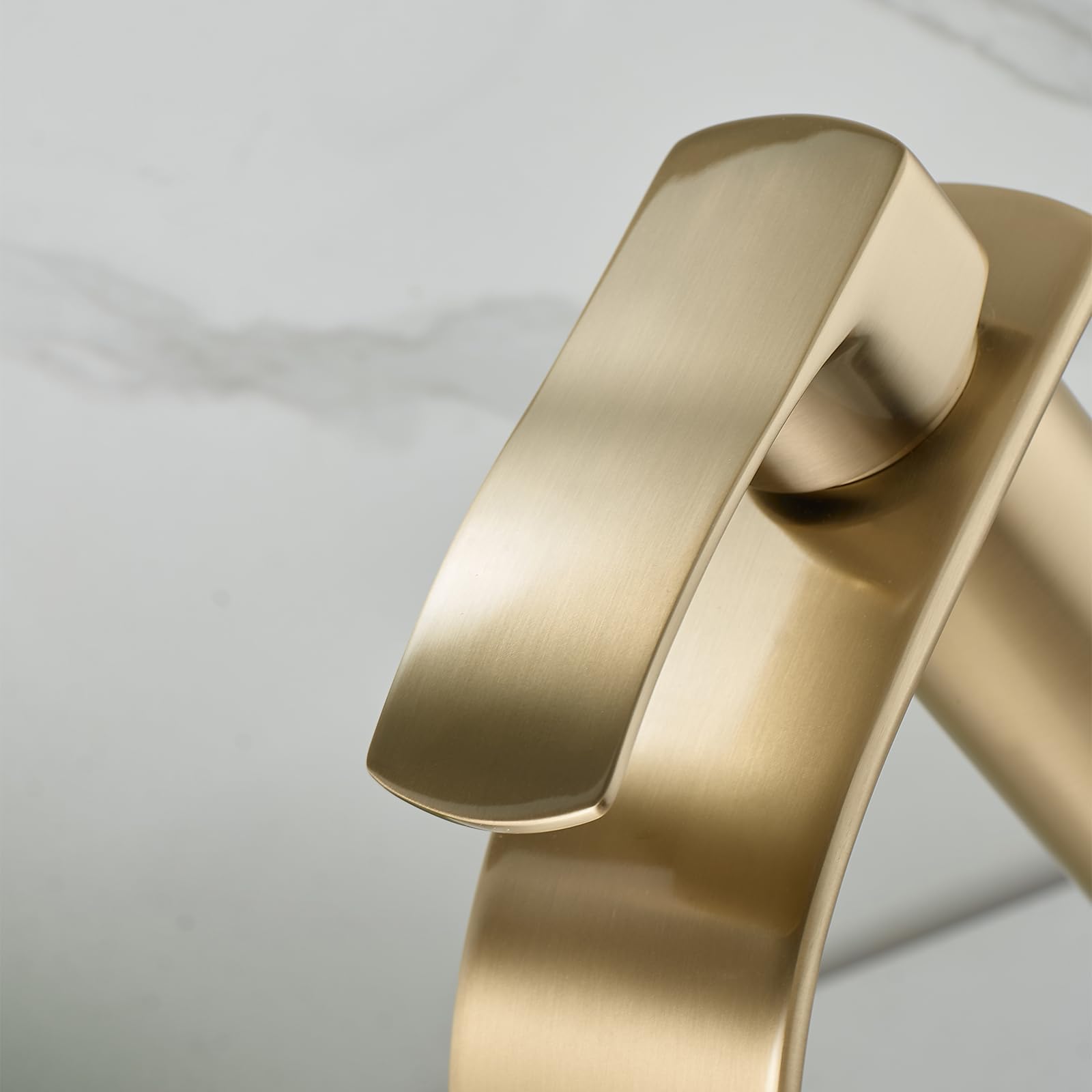 Moderno grifo de cocina cascada, caño alto en oro cepillado, cuerpo de latón con conexiones de 3/8", monomando para lavabo