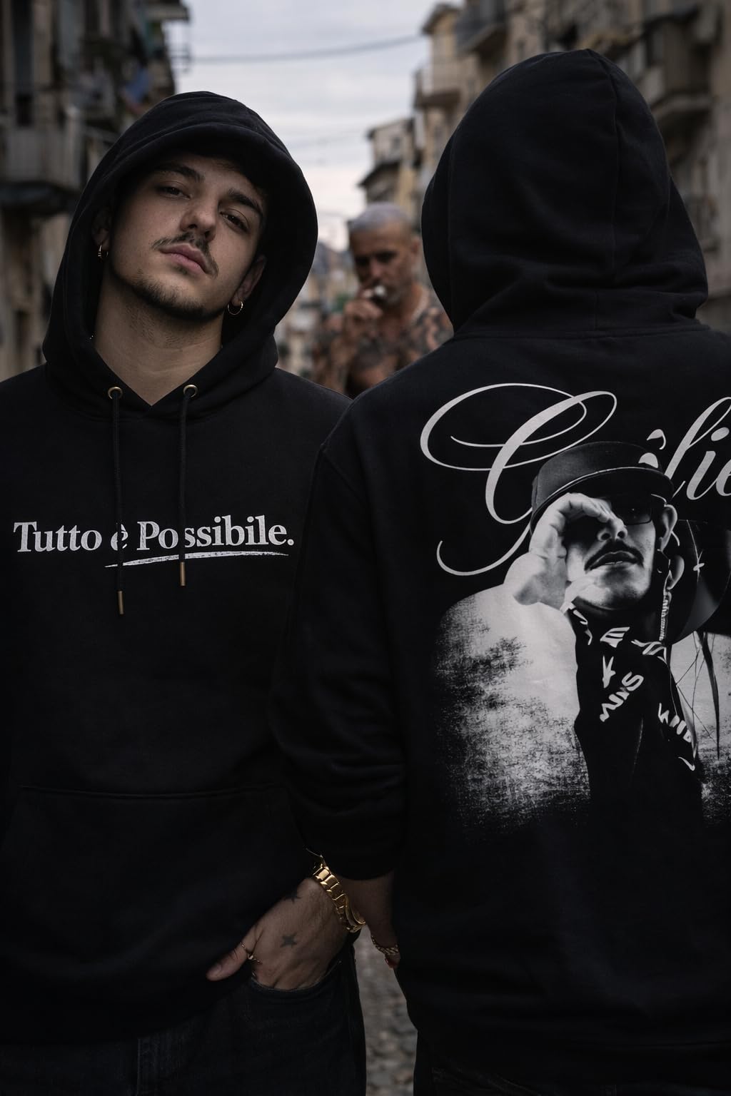 GEOLIER Official “Tutto È Possibile” – Felpa Nera con Cappuccio – Logo Album sul Fronte e Foto Ufficiale sul Retro – Merchandising Ufficiale