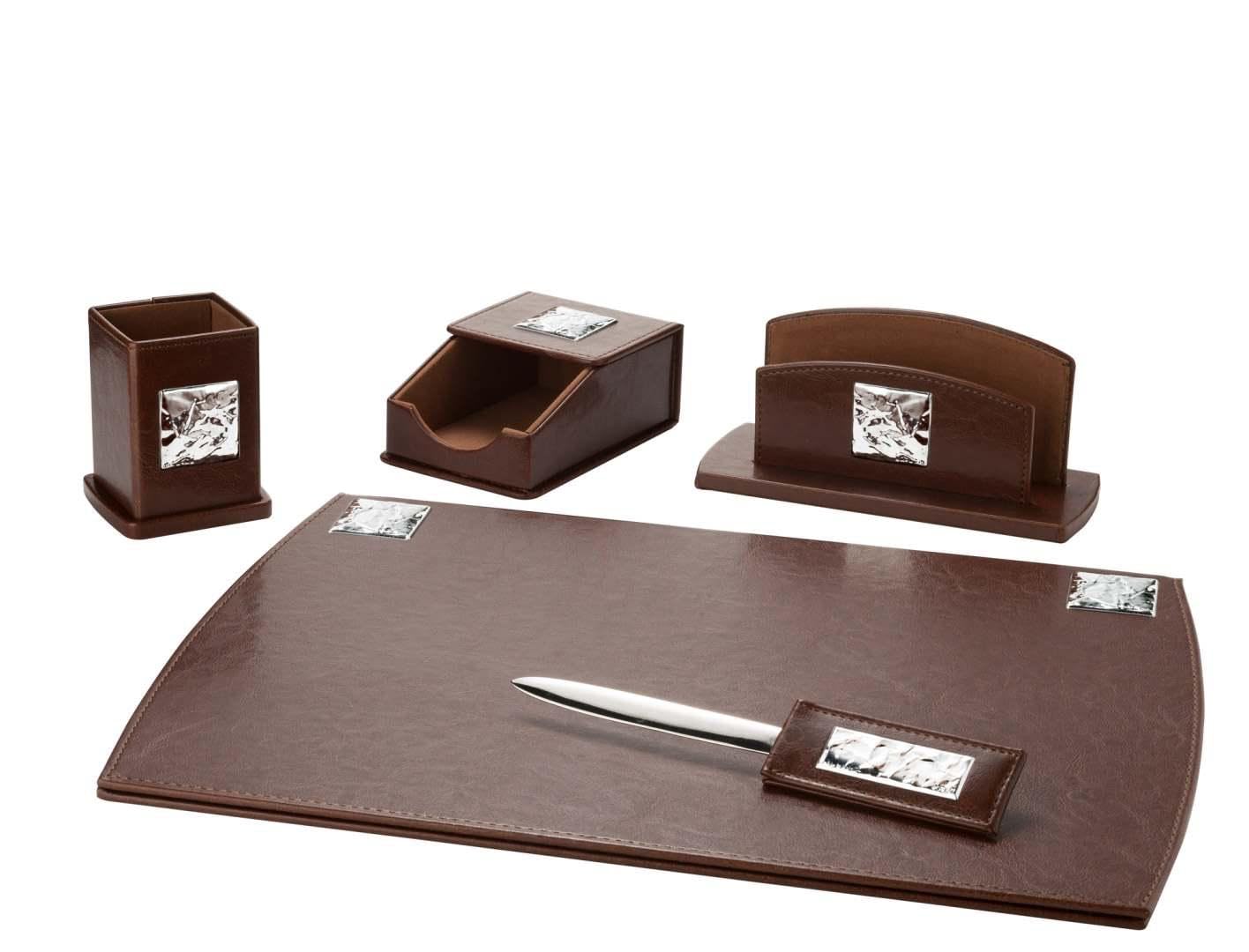 Set da Scrivania in Ecopelle, 5 Pezzi, Marrone con Inserti in Argento PVD, Include Sottomano, Portalettere, Portapenne, Tagliacarte, Porta Carte