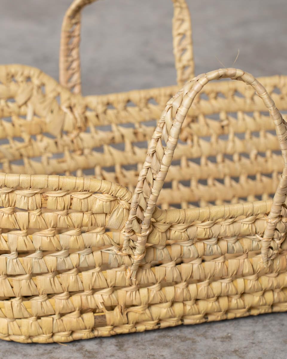 Portabebé de Palma Artesanal para Muñecas Reborn y Muñecos. Cesto Portamuñecas Estilo Clásico con Capota y Asas. Cuna Infantil de Juguete. (Ref. 8286)