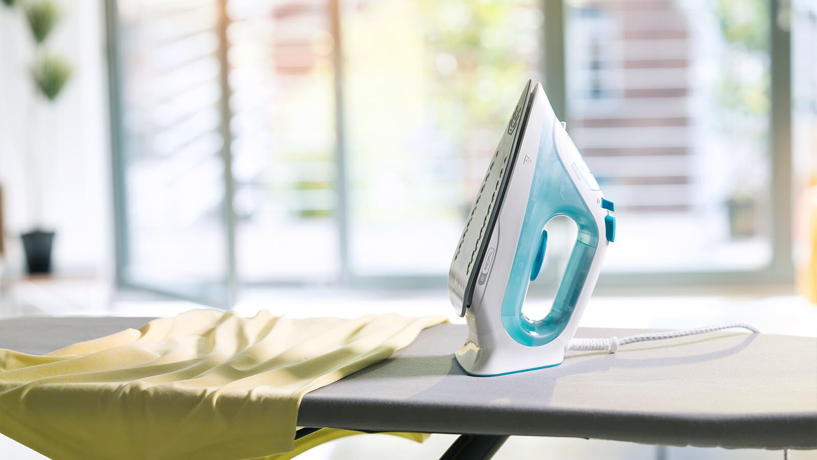 Braun TexStyle3 SI3041GR Ferro da Stiro a Vapore con 5 Anni di Assistenza, Piastra in Ceramica, Stiratura in Verticale, Punta di Precisione, Getto di Vapore 150g/min, Potenza 2350watt, Bianco/Celeste