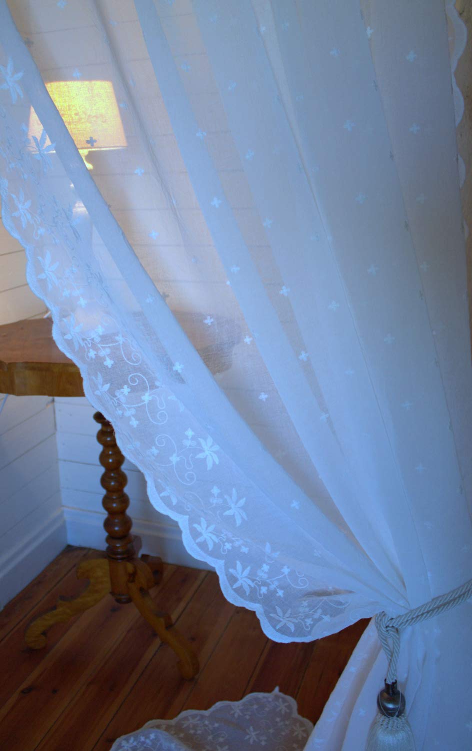 Gardinenschal Kaya WEIß Bestickt 130x250 cm – Romantischer Landhaus-Vorhang mit Bändern, Shabby Chic Store & Dekoschal, feine Spitze für Wohnzimmer & Schlafzimmer, 1 Stück