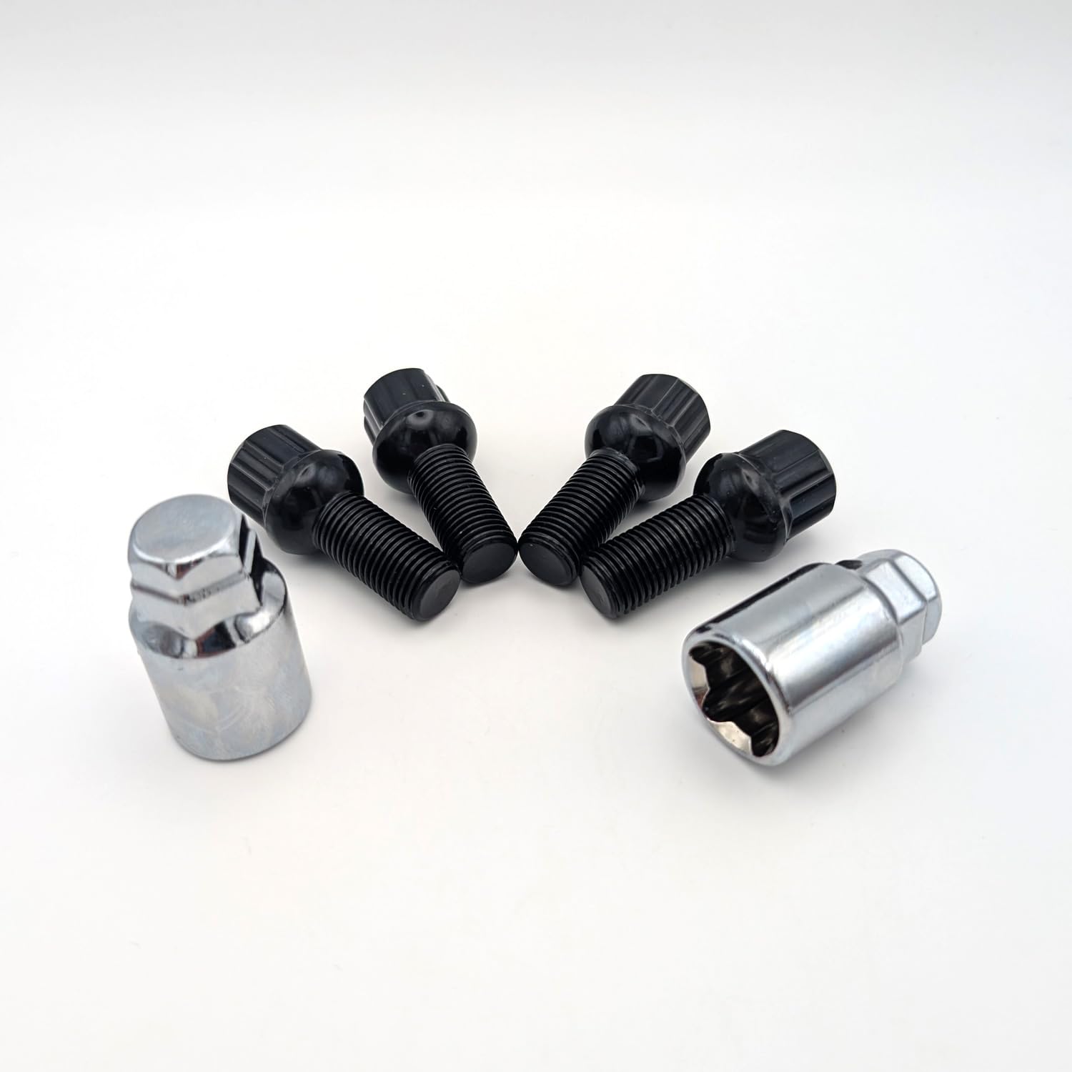 TRACER Lot de boulons de roue antivol M14 x 1,5 27 mm à tête sphérique R13 noir avec 2 adaptateurs compatibles avec Audi, VW, Seat, Skoda