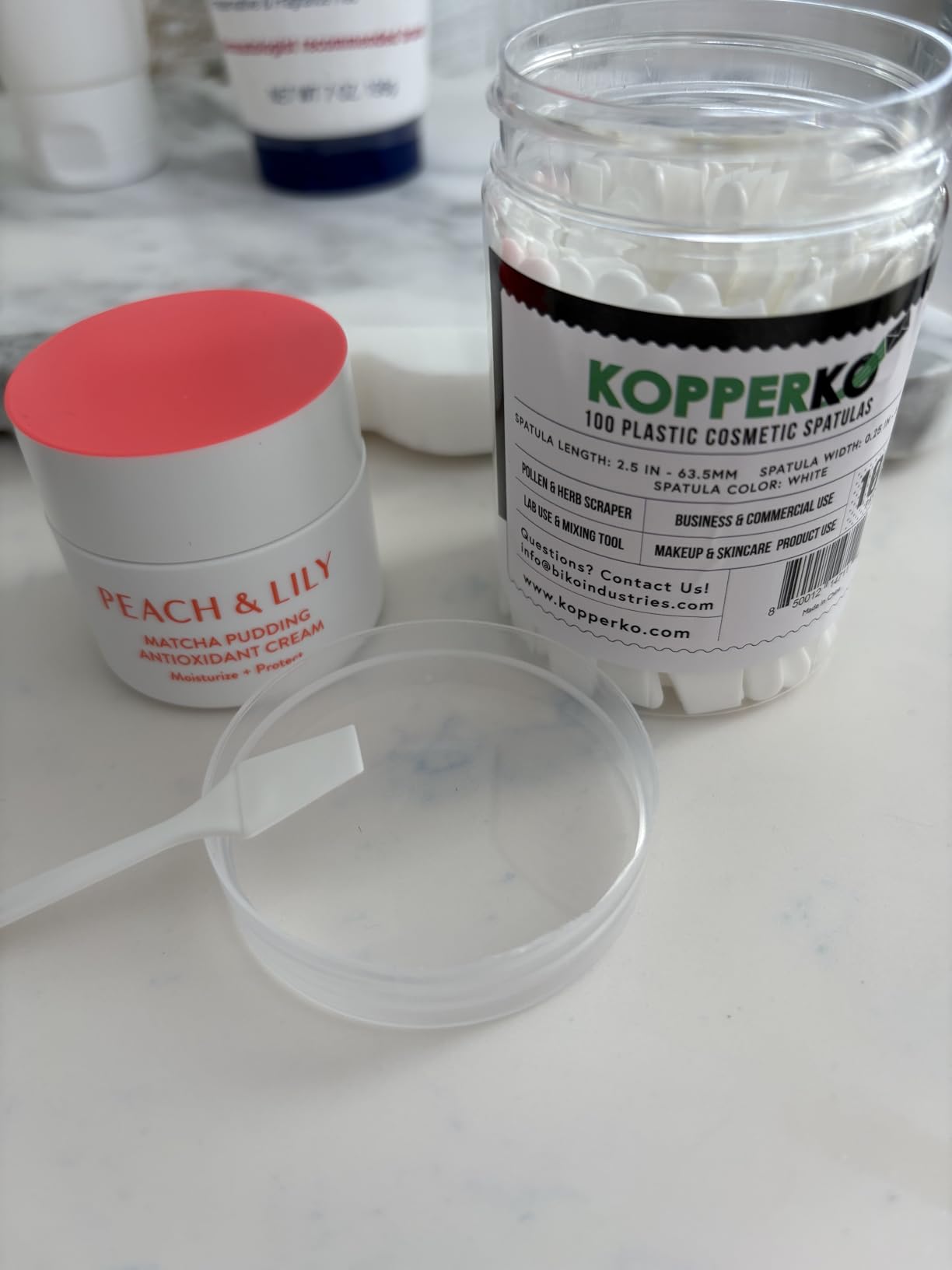 Kopperko Cosmetic Spatulas (2.5”, 100 Pack) - Small Plastic Spatula for Cosmetics, Creams & Crafts | Essential Esthetician Supplies | Makeup Spatula or Multipurpose Mini Applicator for Skincare | Pink