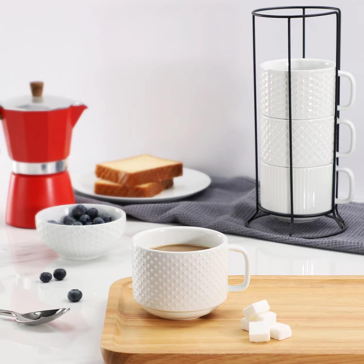 Buyajuju Juego de 4 tazas de café apilables de porcelana con soporte de metal, 13 onzas, apilables, diferentes portavasos de café en relieve para café, té, cacao, bebidas, color blanco