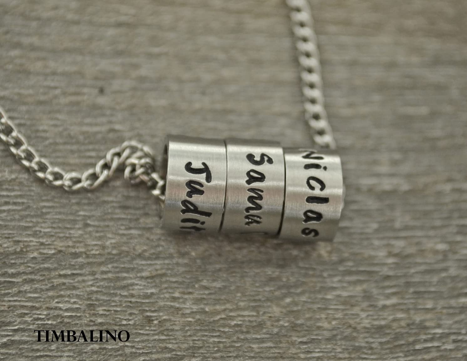 Personalisierte Halskette mit 3 Gravur-Anhängern aus Edelstahl – Individuelle Kette mit Wunschnamen & Datum – Lederband oder Edelstahlkette – Handgefertigt – Geschenk für Damen & Herren