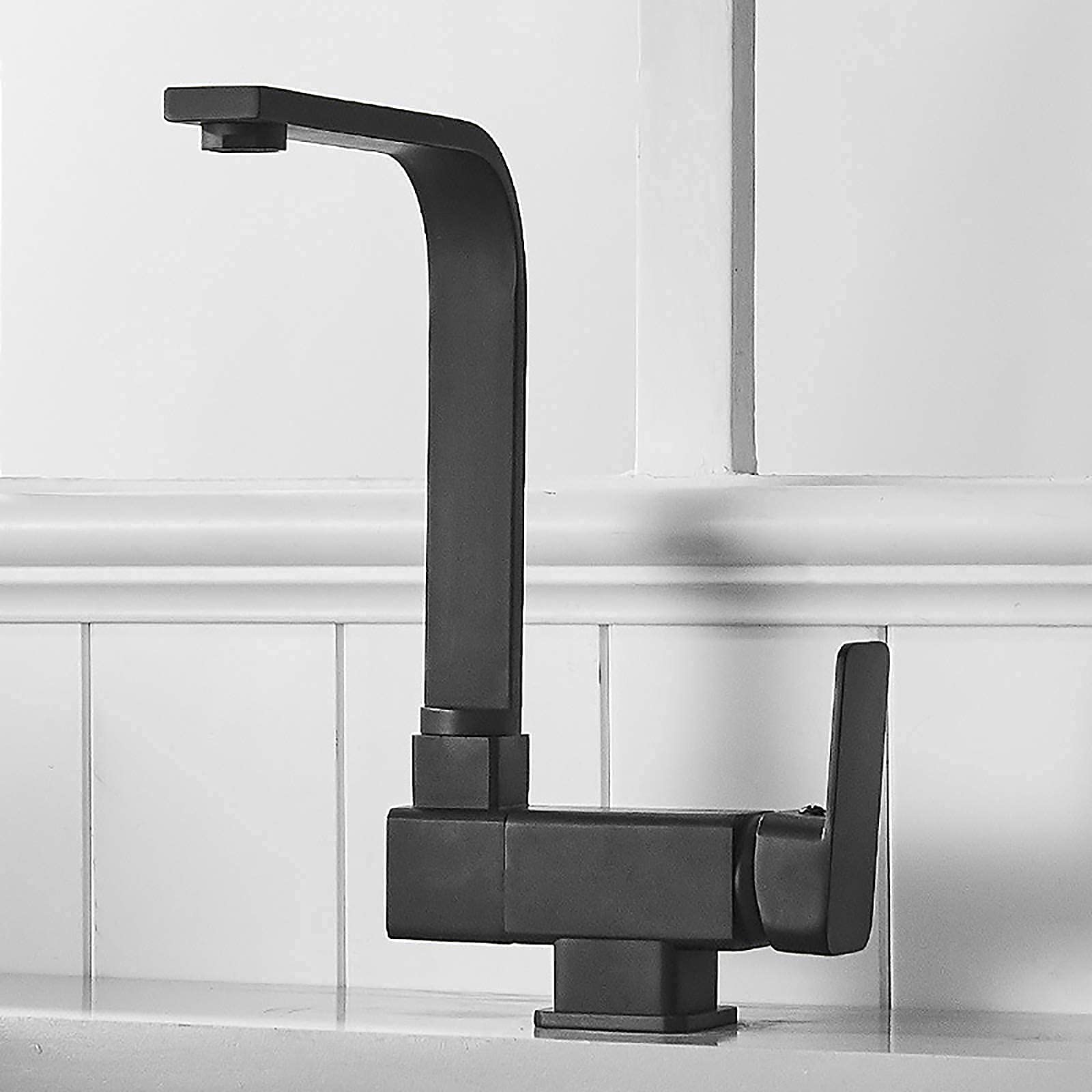 Robinet de cuisine noir pliable pour optimiser l'évier devant fenêtre