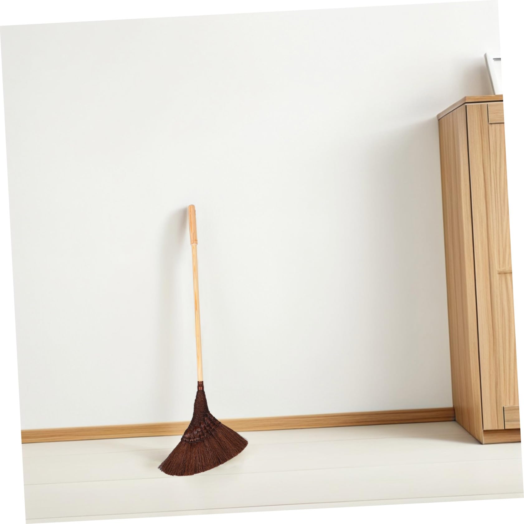 Escoba de Palma Artesanal Marrón con Mango Largo de Madera | Diseño Clásico Tradicional, Desmontable, para Interior y Exterior, Pensada para Dueños de Mascotas
