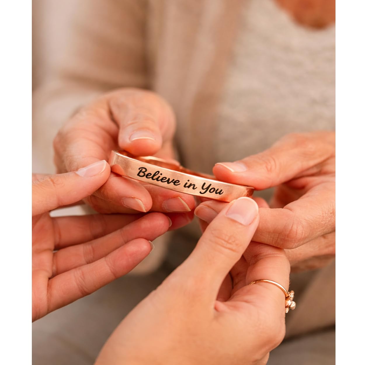 Touchstone Pulseras magnéticas inspiradoras grabadas de cobre para adolescentes y mujeres, regalos de joyería personalizados para mejor amiga, mamá, hija, hermana, pulsera ajustable en una caja de