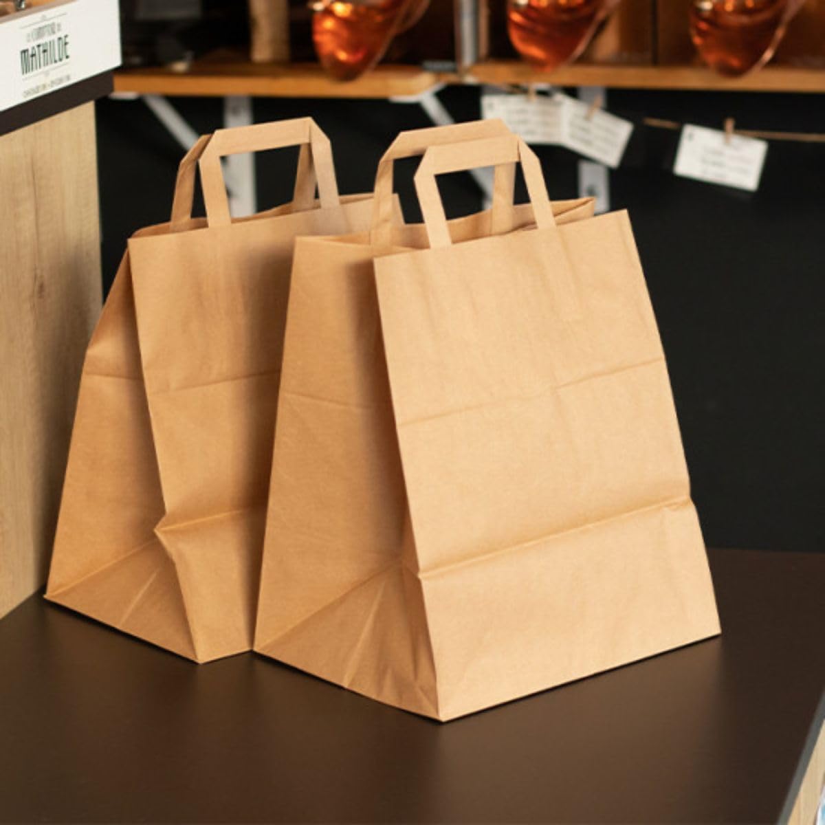 Sac Kraft Papier Recyclé | Fond Plat - Poignées Plates | Lot de 100 Sacs Cabas Haute Résistance | Apte Contact Alimentaire | Commerces - Alimentaire -Vente à Emporter - Cadeaux (32 + 22 X 28)