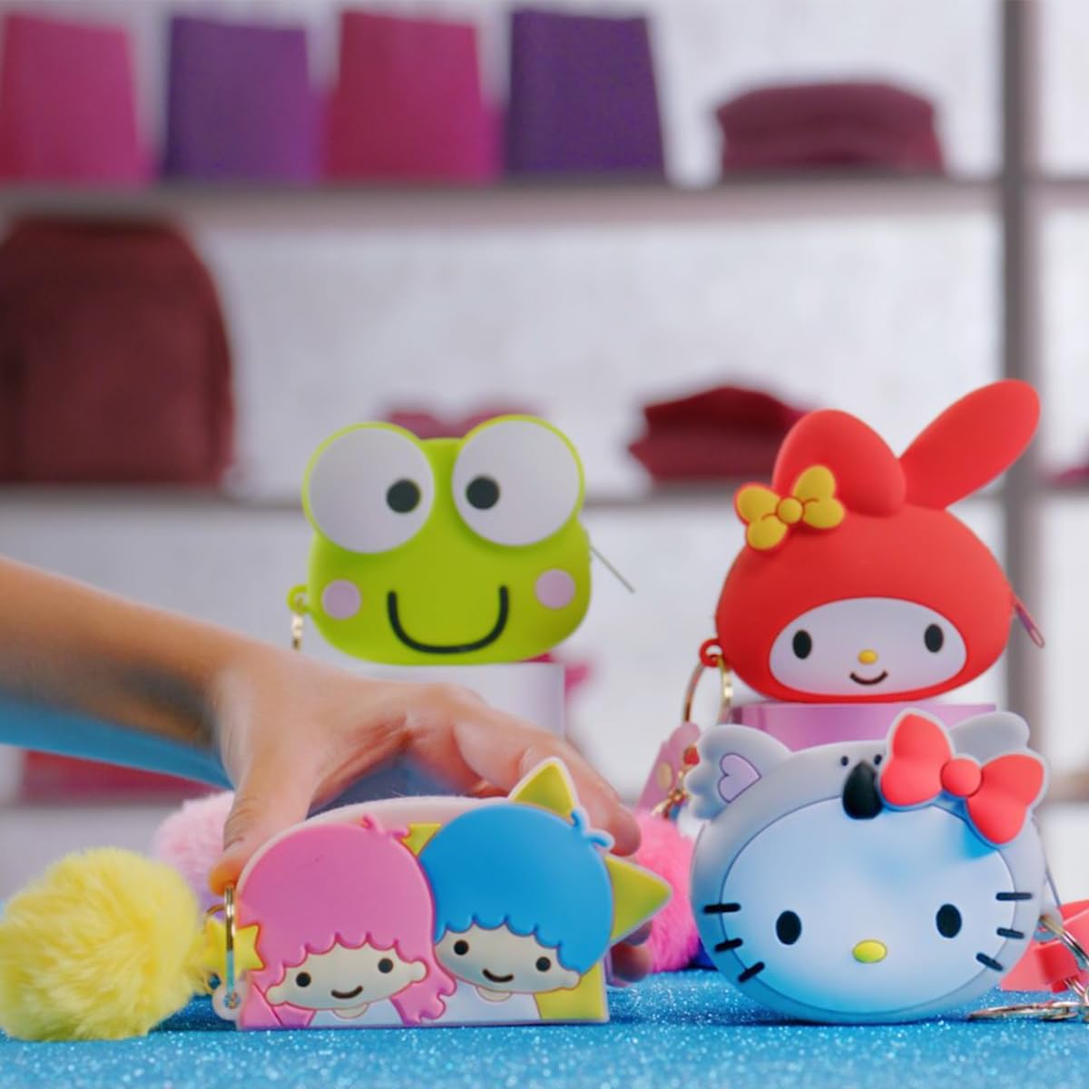 #sbabam, FUNNY BOX Hello Kitty Handbag, kolorowa torebka dziewczęca z naklejkami, pluszowa bransoletka i akcesoria, torba dziewczęca z paskiem na ramię na prezent dla dziewczynki 2 sztuki, zabawki dla