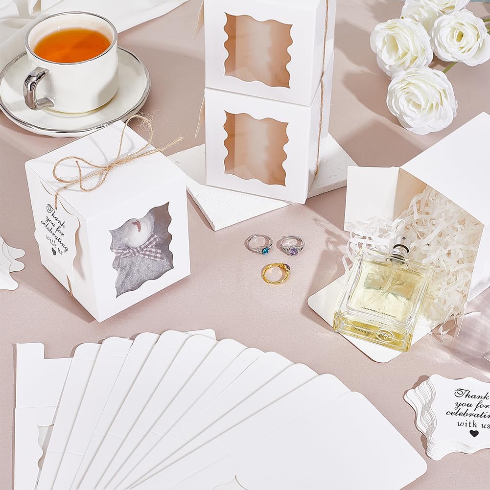 PH PandaHall 100 Lot de Boîtes Cadeaux pour Bougies Boîtes en Papier Blanc Rectangulaires de 8.5x8.5x10cm Boîte avec Fenêtre Transparente Étiquettes et Cordons pour 10oz Bougie Pot Fête