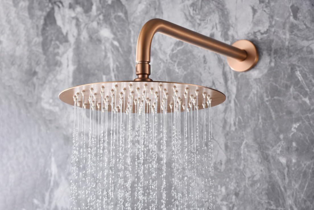 MICE - Set doccia con rubinetteria in ottone dal design moderno - Doccia da incasso a parete - Rubinetteria bagno incassato con spruzzatore e manico doccia Oro Rosa Spazzolato GPC033/ORC
