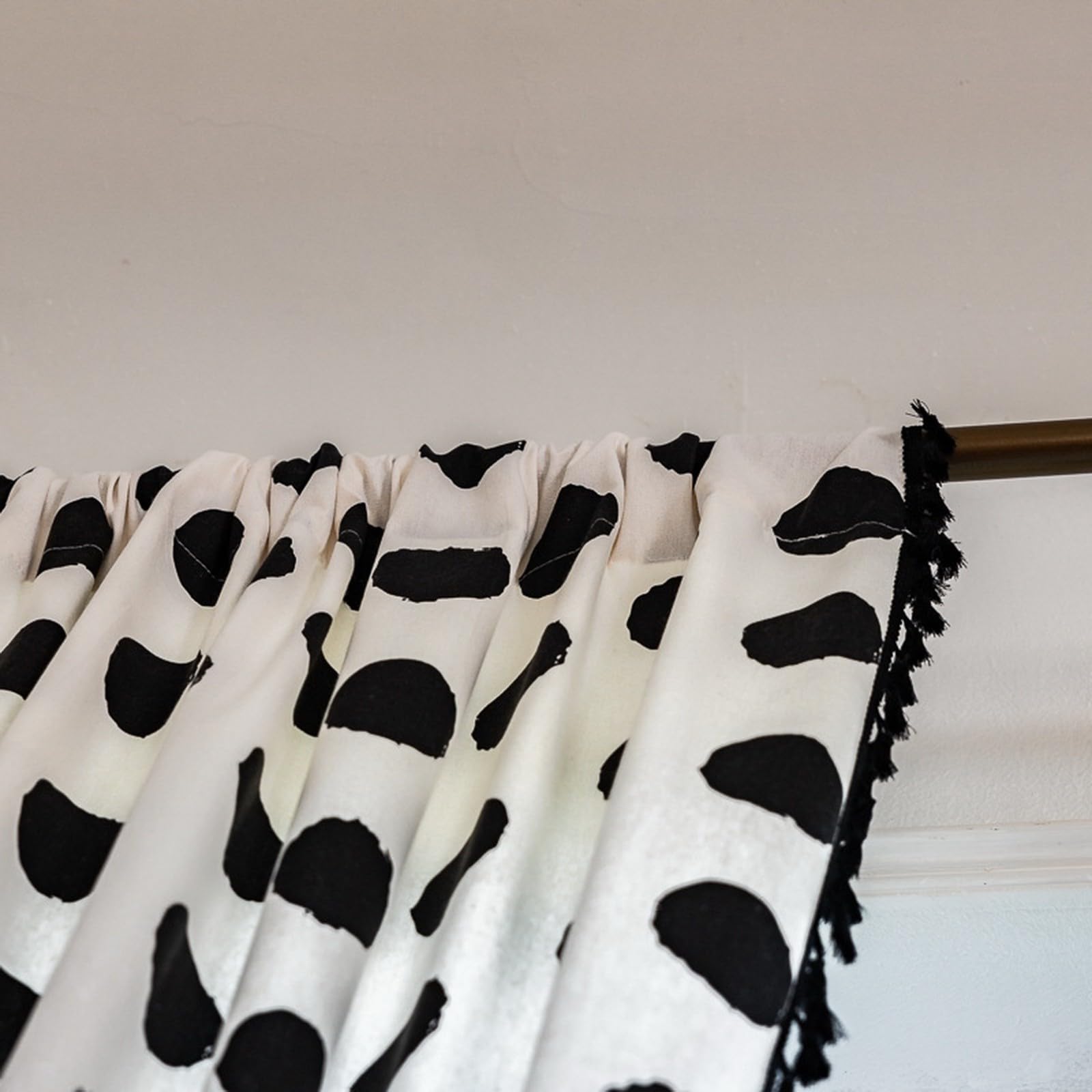 A.Monamour Rideau Voilage Passe Tringle Semi Transparent Opaque Coton Lin Noir Blanc à Pois Rural Boho Décoration Fenêtre Rideau de Porte avec Glands à Pompons pour Salon Chambre Cuisine, 1 Panneau