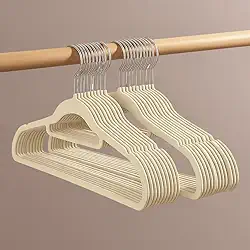 Cabide de Veludo Slim Adulto Bege para Roupas, Kit com 10 Unidades, 42 cm x 22,5 cm, Ultrafino Antideslizante para Roupas Delicadas e Organização de Closet