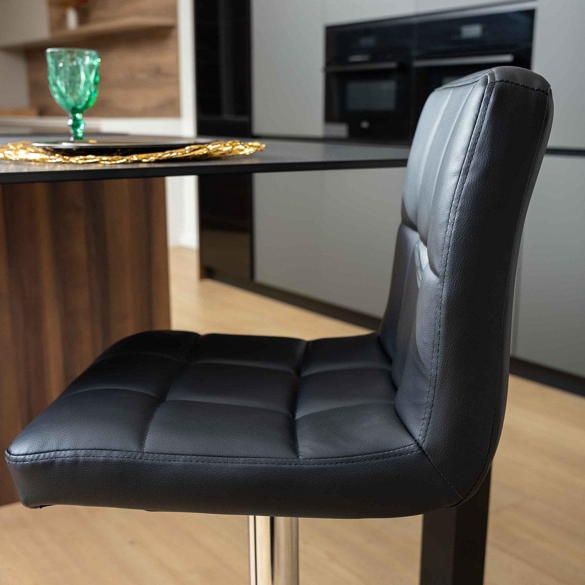 Taburete alto de cocina regulable en altura negro con respaldo alto | Asiento cuadrado y respaldo alto acolchados y tapizados en polipiel. Altura ajustable de 72 a 92 cm. Resiste hasta 120 kg