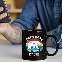 Vista 5 de Taza de cerámica negra personalizada con nombre y año para abuelo, regalo para el día del padre, taza de café Papa Bear Est 2023, regalo de nieto