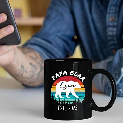 Miniatura 5 de Taza de cerámica negra personalizada con nombre y año para abuelo, regalo para el día del padre, taza de café Papa Bear Est 2023, regalo de nieto