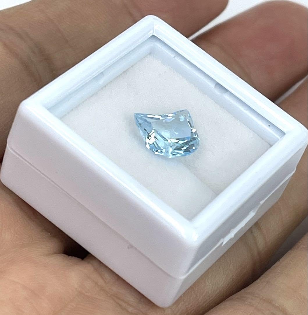 宝石ルース 『とても可愛いネコちゃんカット』高品質ブルートパーズの