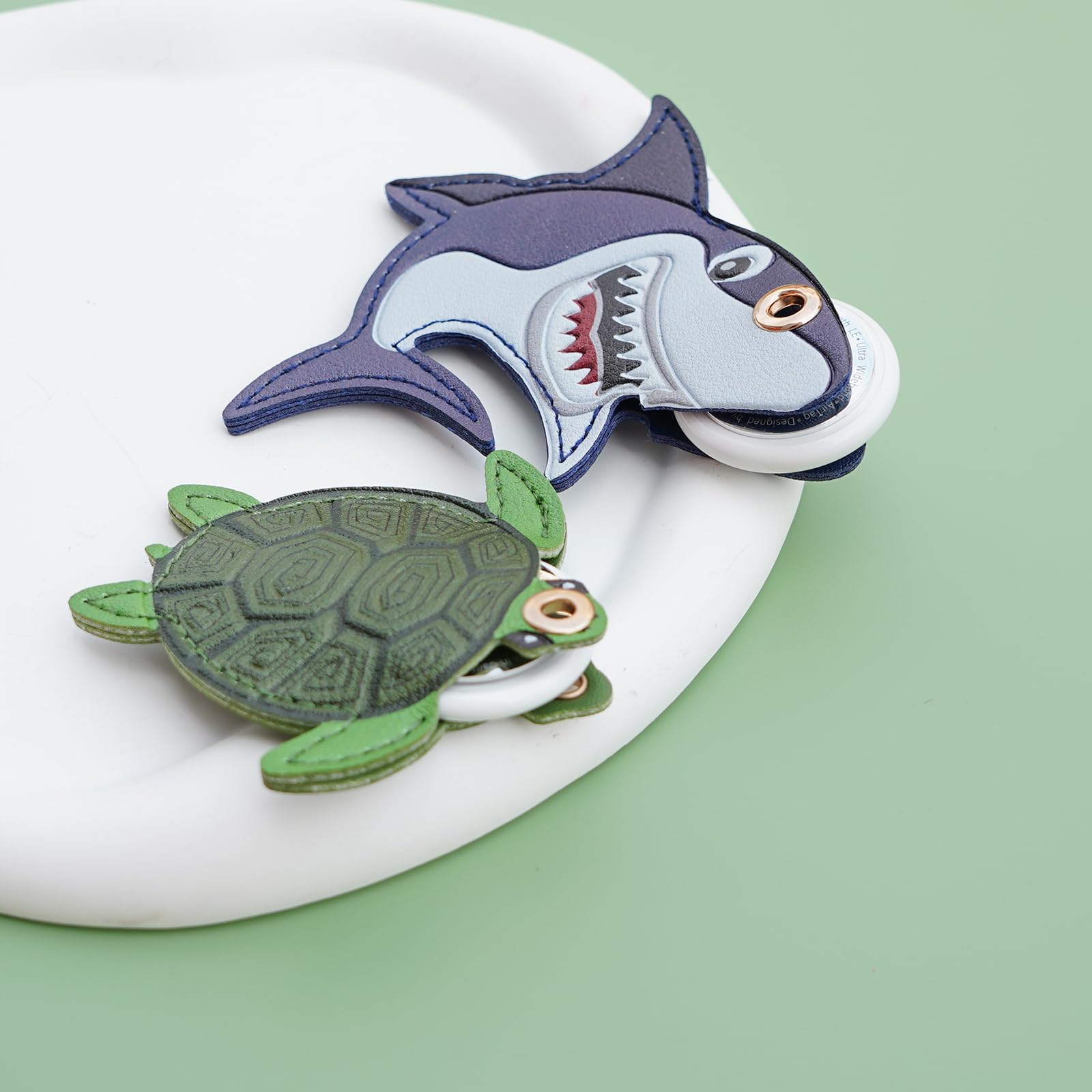 Versteckter Schlüsselanhänger-Halter für Airtag 2. und 1. – Niedliche Leder-Schlüsselring-Hülle für Frauen – Haifisch-Schildkröte, 2 Stück