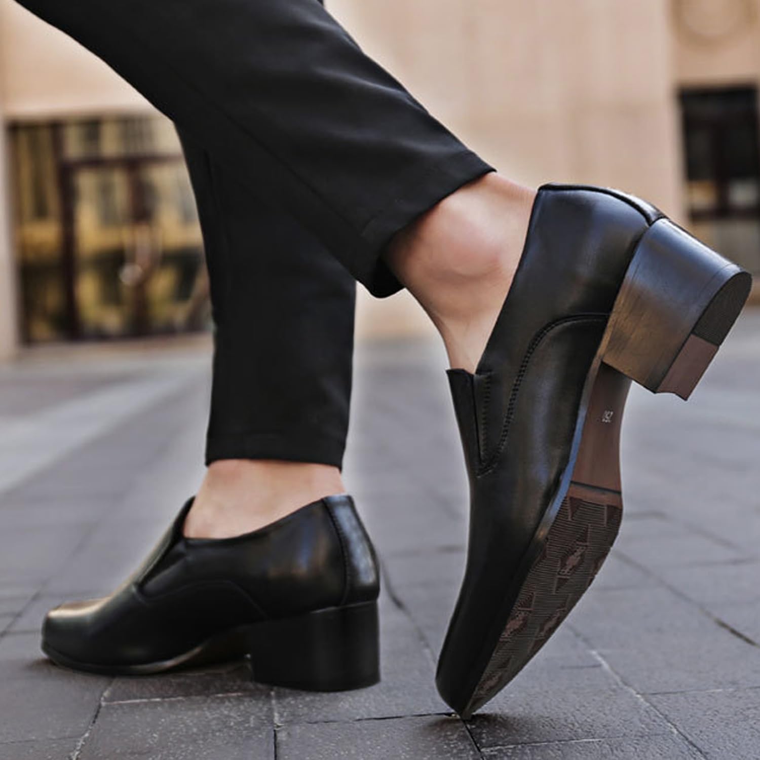 Zapatos de vestir de piel sin cordones for hombre, con alza de 6 cm, punta puntiaguda y tacón grueso, ideales for negocios, bodas y ocasiones formales.