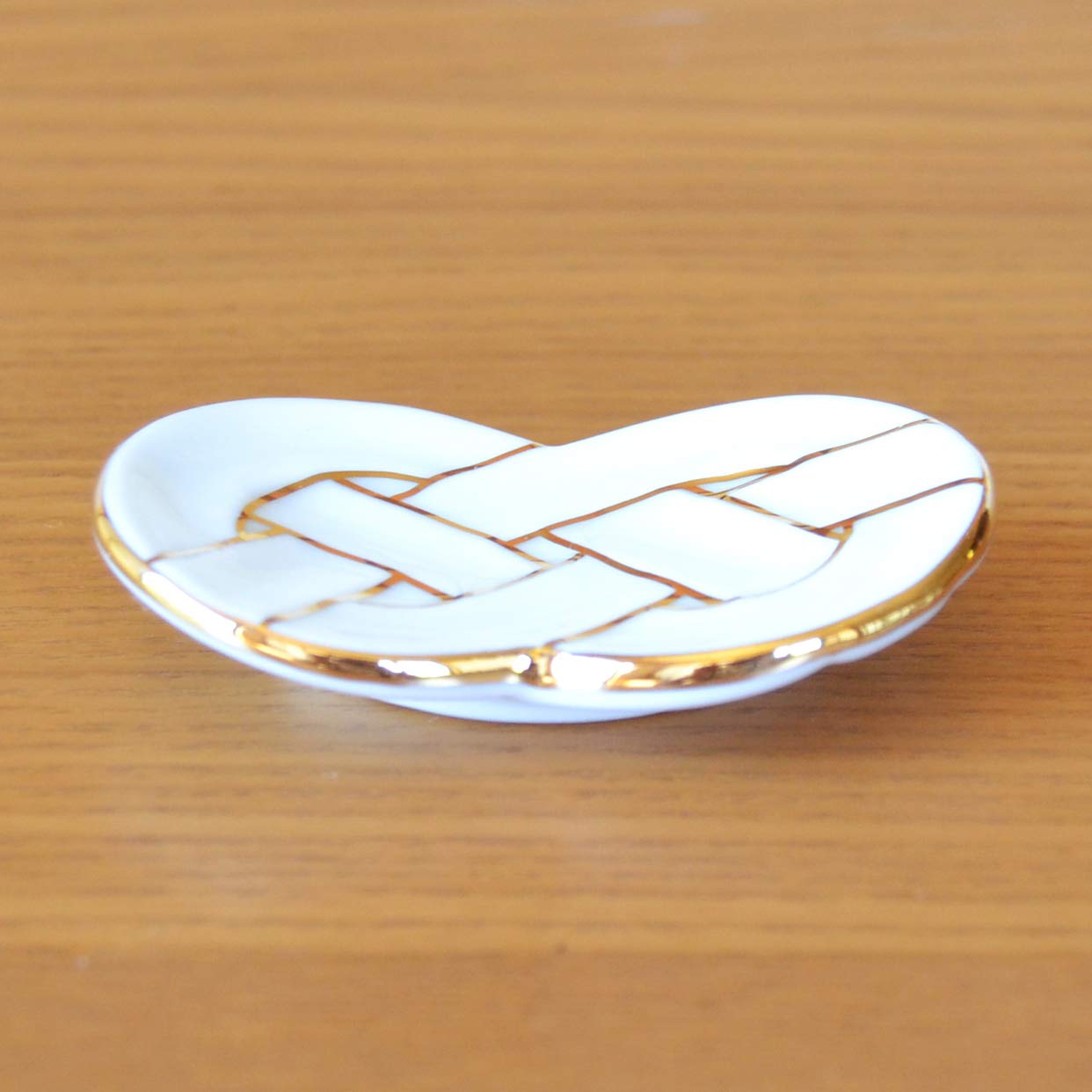 有田焼　箸置き ５個 セット 祝い結び ゴールド Amazon | 箸置き 5個 セット 正月 おしゃれ かわいい 有田焼 祝い結び