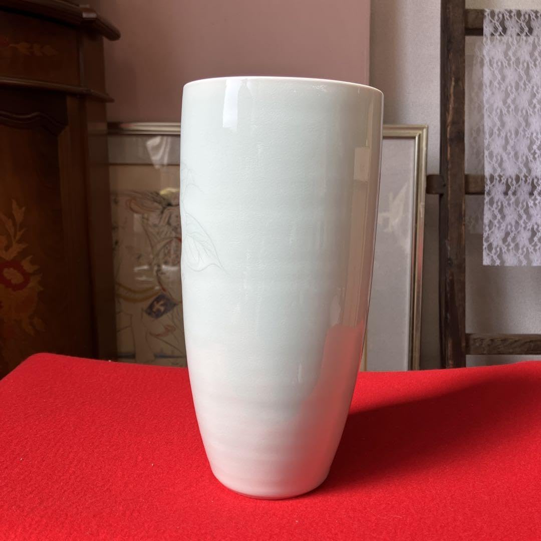 砥部焼き 白磁 花器  椿 Amazon.co.jp: 砥部焼 白磁 現代の名工 酒井芳人 花瓶 花器 椿
