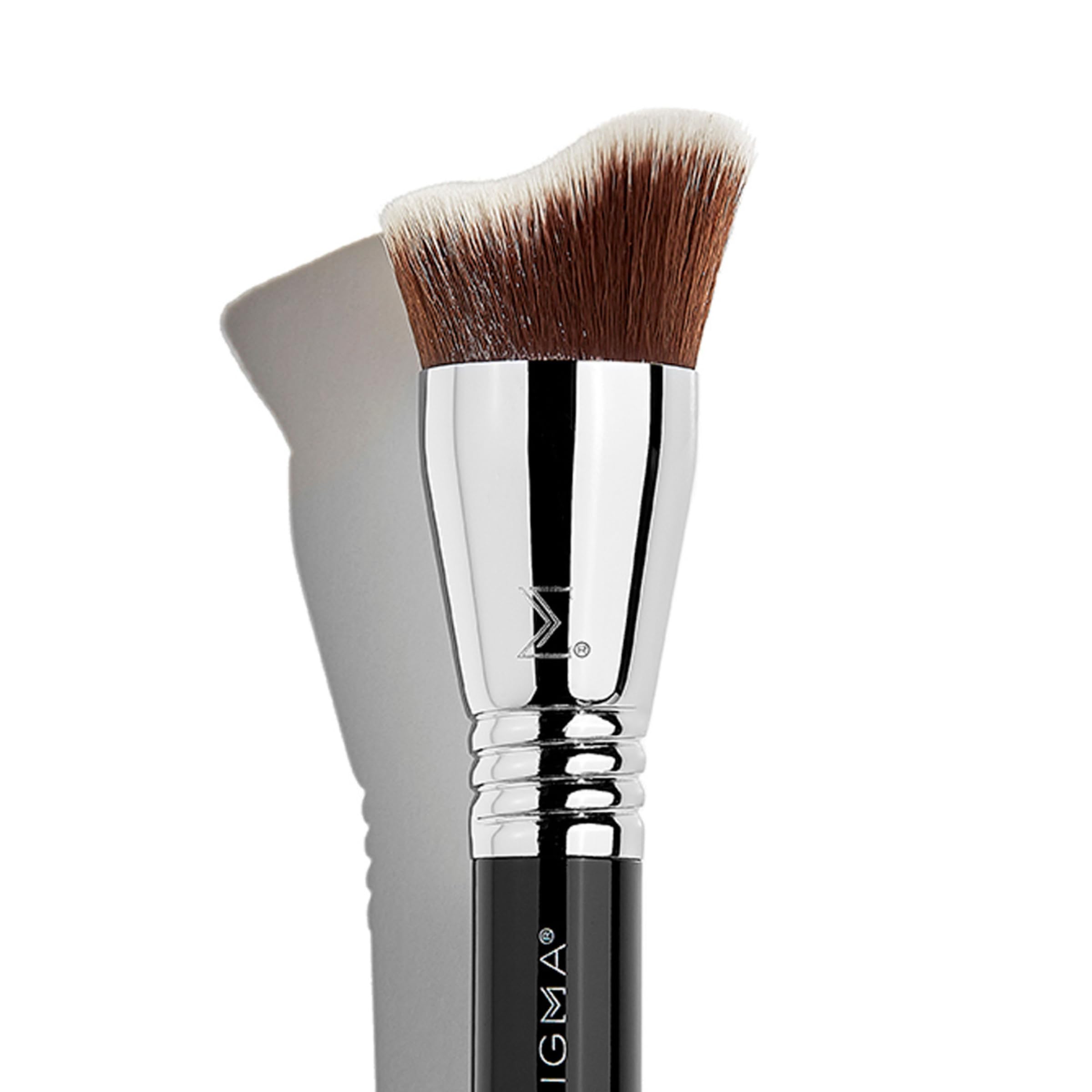 Sigma Beauty F83 Curved Kabuki Brush – Gebogener Kabuki-Pinsel für Foundation, Contouring und Rouge mit gebogener Spitze zum Verblenden, Einarbeiten und Konturieren