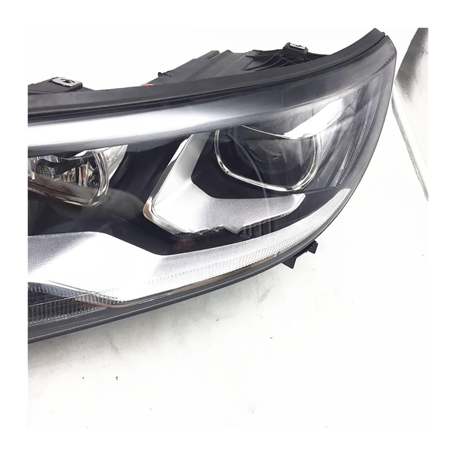 Dynamiczny kierunkowskaz do VW Tiguan 2013-2017 przedni blok optyczny bez światła do jazdy dziennej pełny przód (1 dioda LED po lewej stronie)