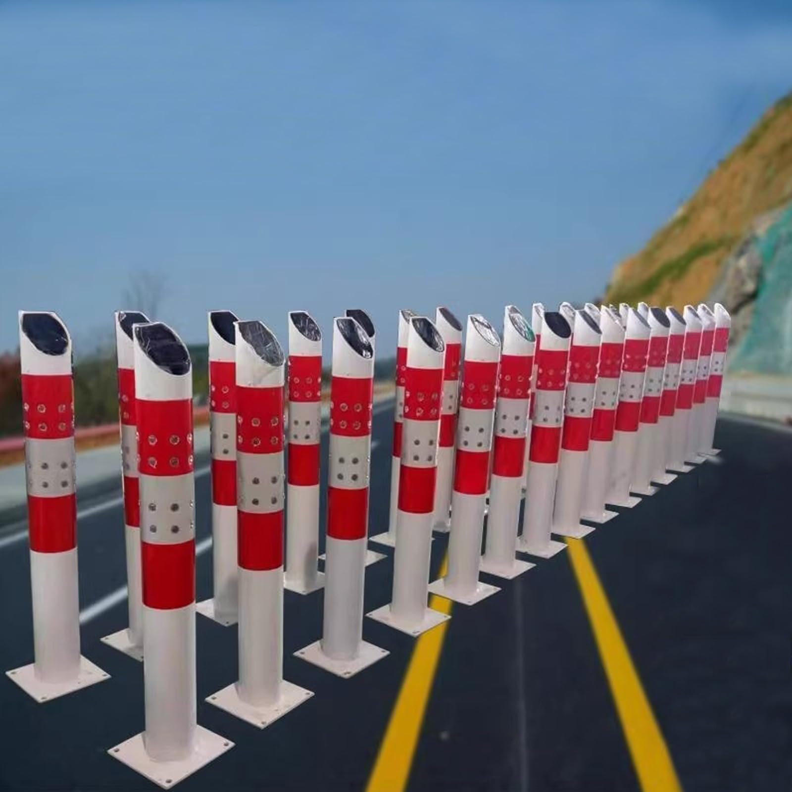 Paletto di Segnalazione Solare, Palo di Sicurezza Zincato Riflettente per Parcheggi, Colore Rosso Bianco, Altezza 90/115cm, Barriera Fissa per Vialetto(White,115cm/45in)