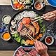 TomYang Elektrischer Hot Pot Professional – mit Kochbuch, 10teiligem Geschirr-Set & Thai BBQ Sauce. Schweizer Antihaftbeschichtung. Der Original Korean Grill, Mookata Topf