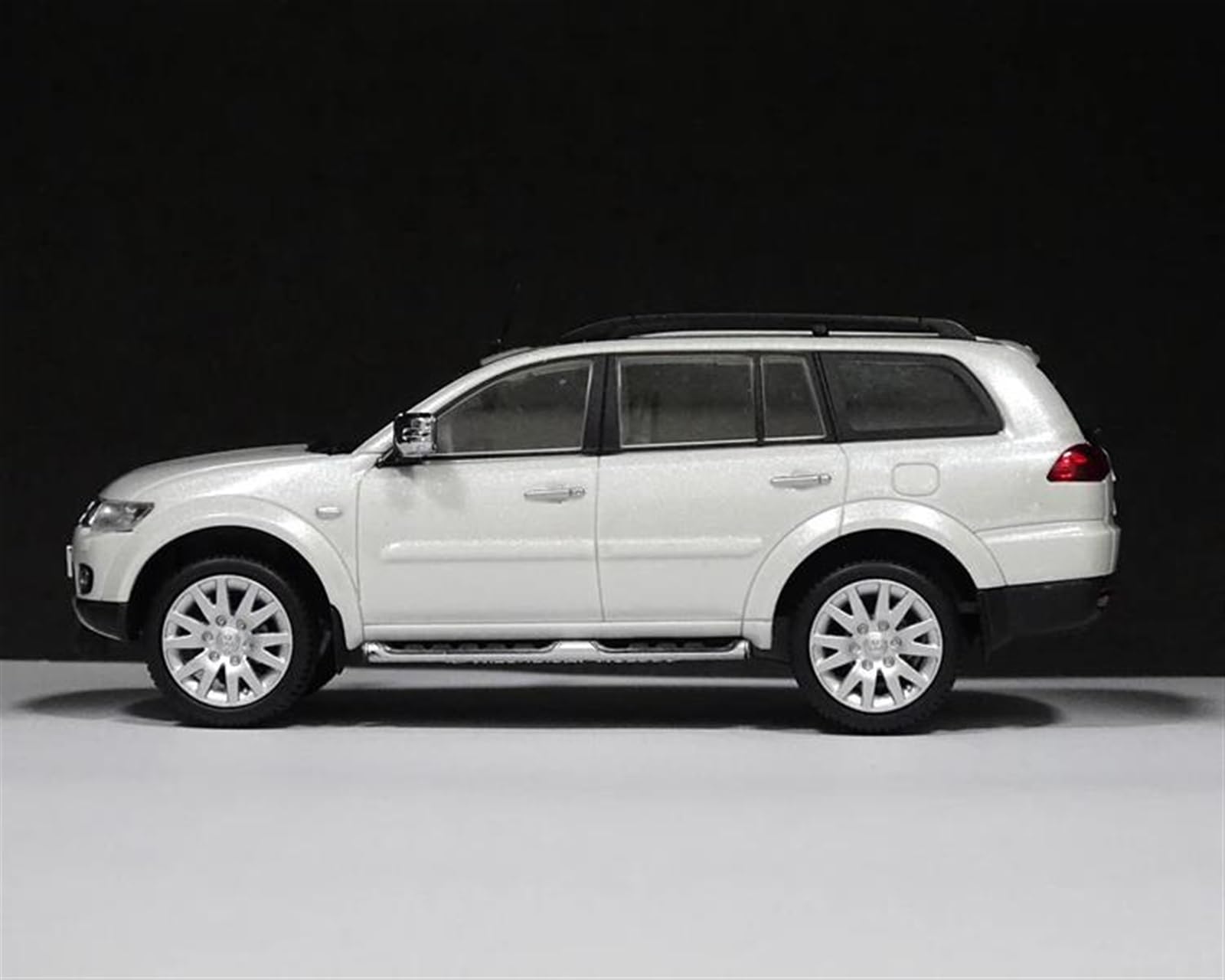 Amazon.co.jp: Scale Model Vehicle 1:43 Mitsubishi Pajero Sport SUV