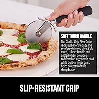 Vista 4 de Cortador de Pizza GORILLA GRIP, rueda grande sin BPA, 9 pulgadas, hoja de acero inoxidable afilada, mango resistente al deslizamiento con protección